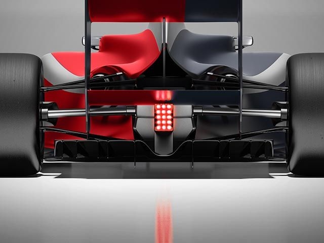 Ein Formel-1-Auto von hinten in rot und schwarz.