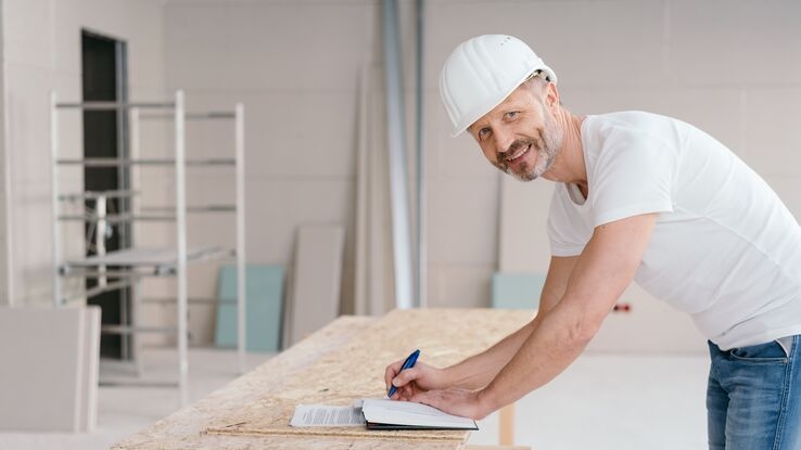 Ein Handwerker bei der Arbeit.