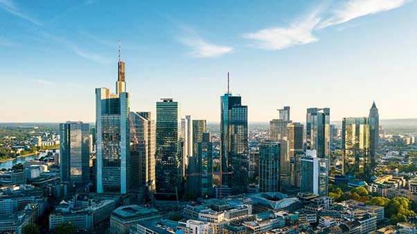 Die Skyline von Frankfurt am Main mit den Wolkenkratzern.