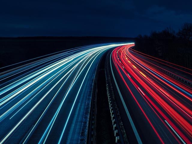 Lichtspuren-Fotografie einer Autobahn.