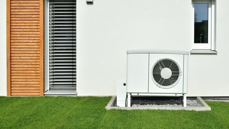Eine Wärmepumpe vor einem Haus.